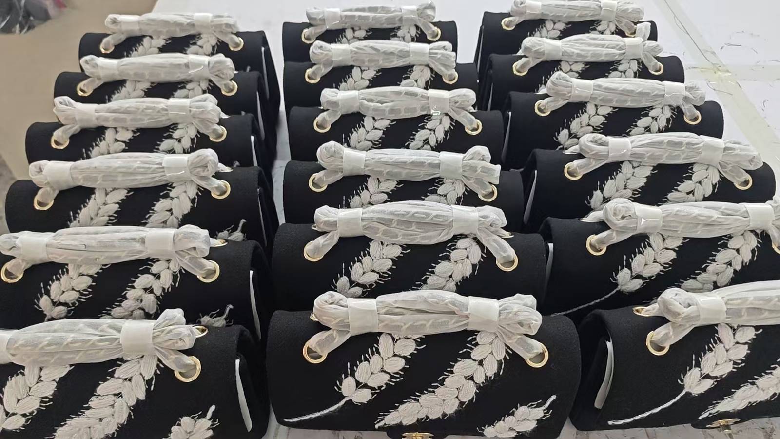 シャネル CHANEL マトラッセ キャビアスキン フラップバッグ ブラック シルバー金具 ターンロック レディース - 画像 2