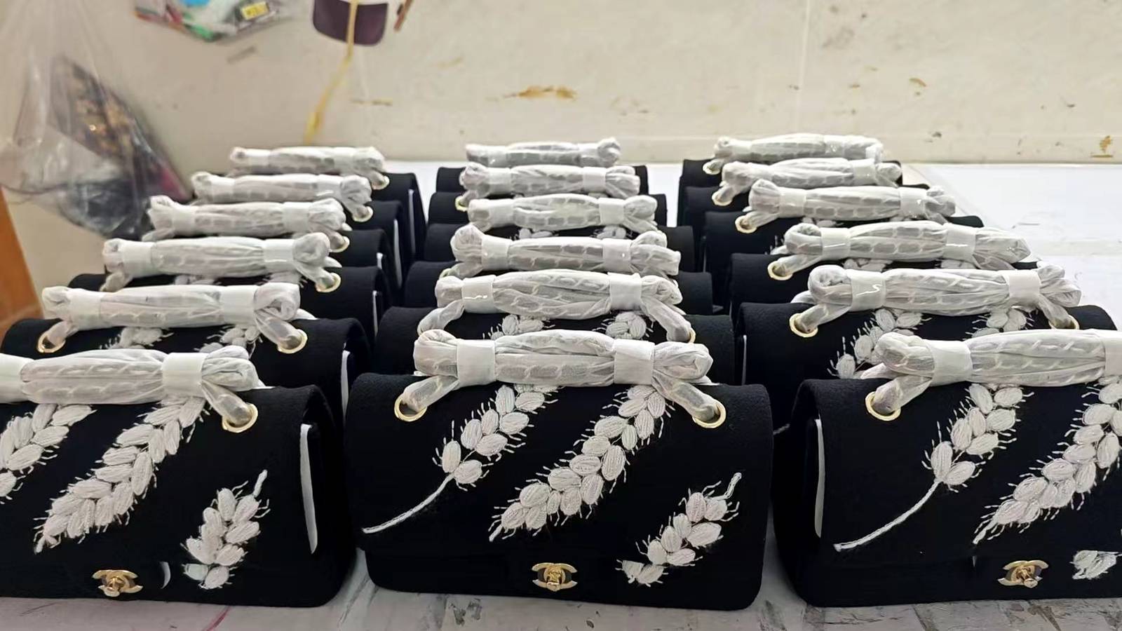 シャネル CHANEL マトラッセ キャビアスキン フラップバッグ ブラック シルバー金具 ターンロック レディース - 画像 4