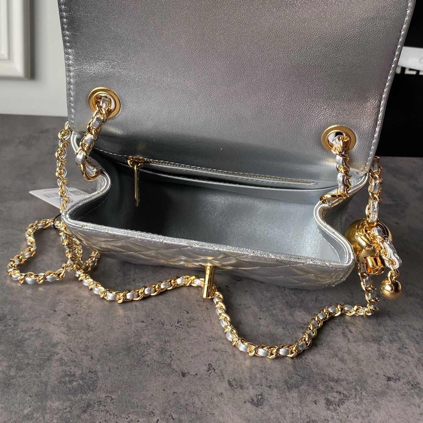 シャネル CHANEL マトラッセ ミニフラップバッグ キャビアスキン ゴールド金具 レザー編み込みチェーン ブラック - 画像 3