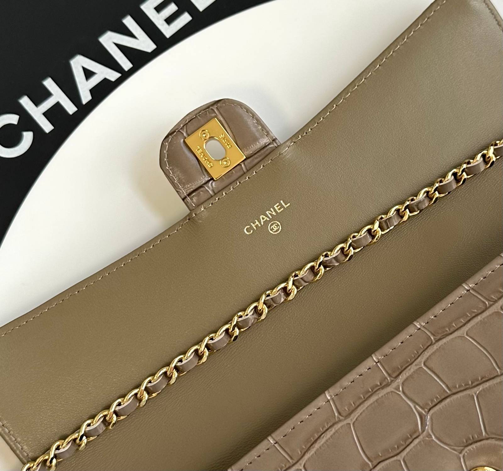 シャネル CHANEL マトラッセ キャビアスキン チェーンショルダーバッグ ブラック ゴールド金具 レディース - 画像 12