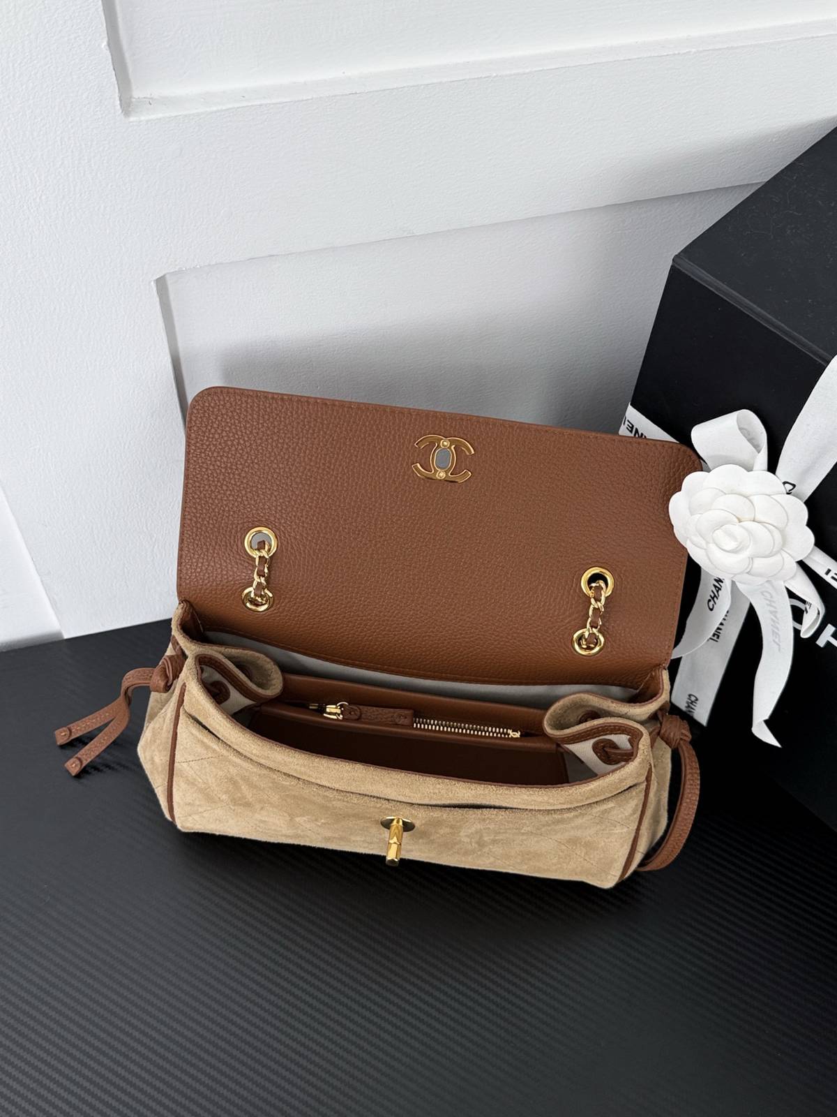 シャネル CHANEL 26A マトラッセ レザー編み込みチェーン フラップバッグ ブラック ベージュ ゴールド金具 - 画像 4