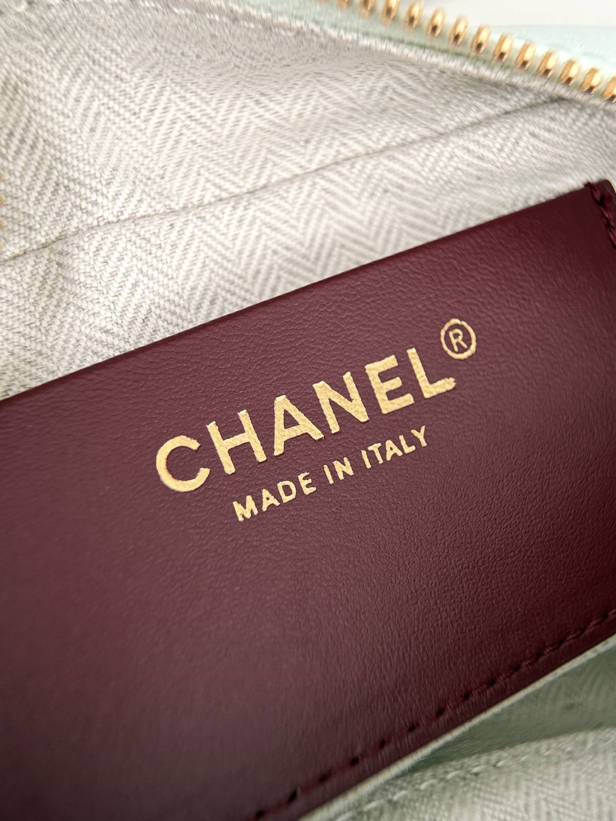 シャネル CHANEL AP5628 ミニ ボディバッグ マトラッセ ラムスキン ゴールド金具 フラップバッグ ミラー付 - 画像 2