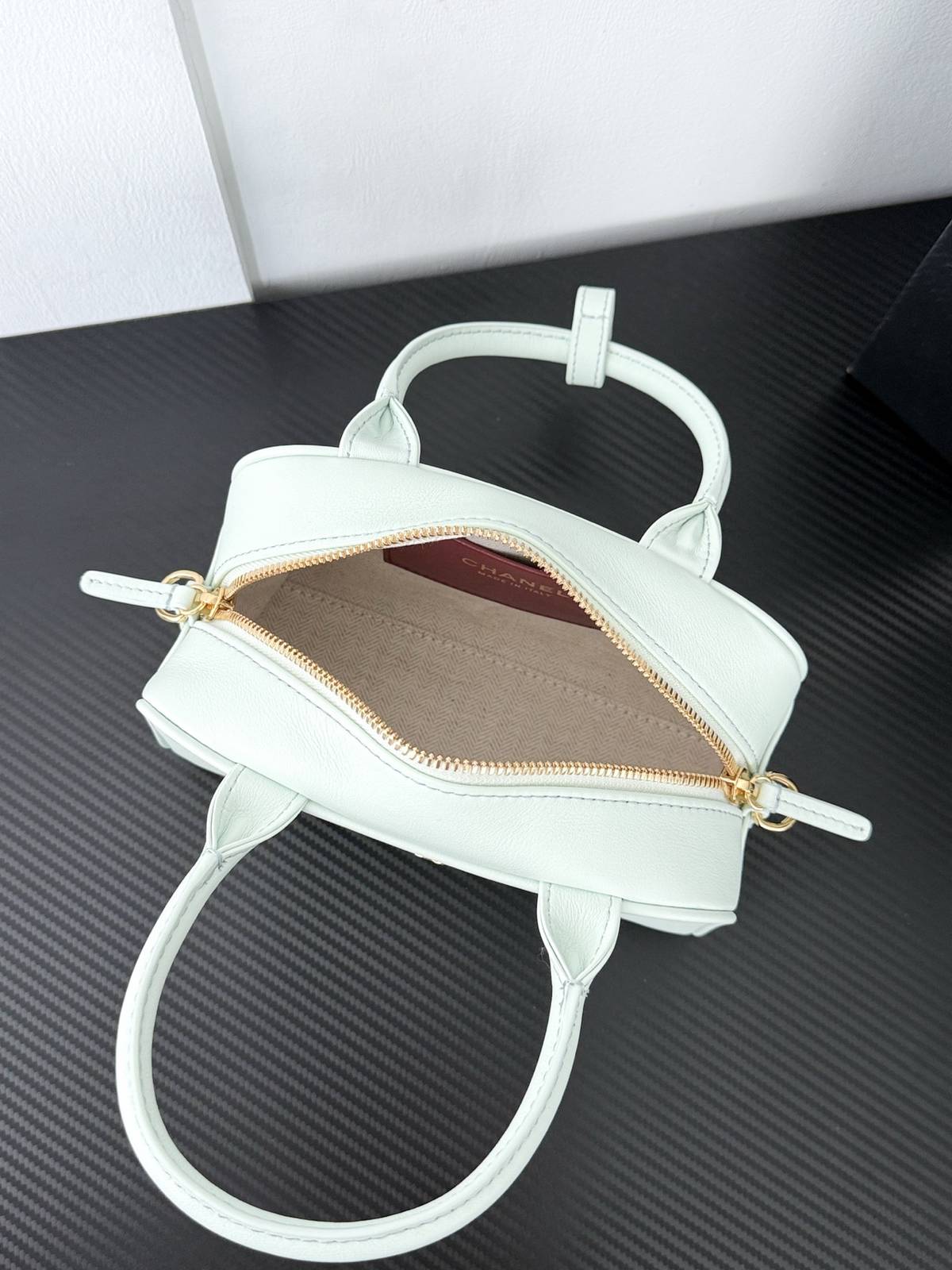 シャネル CHANEL AP5628 ミニ ボディバッグ マトラッセ ラムスキン ゴールド金具 フラップバッグ ミラー付 - 画像 3