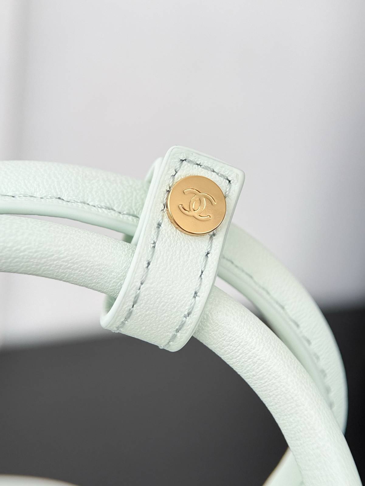シャネル CHANEL AP5628 ミニ ボディバッグ マトラッセ ラムスキン ゴールド金具 フラップバッグ ミラー付 - 画像 4