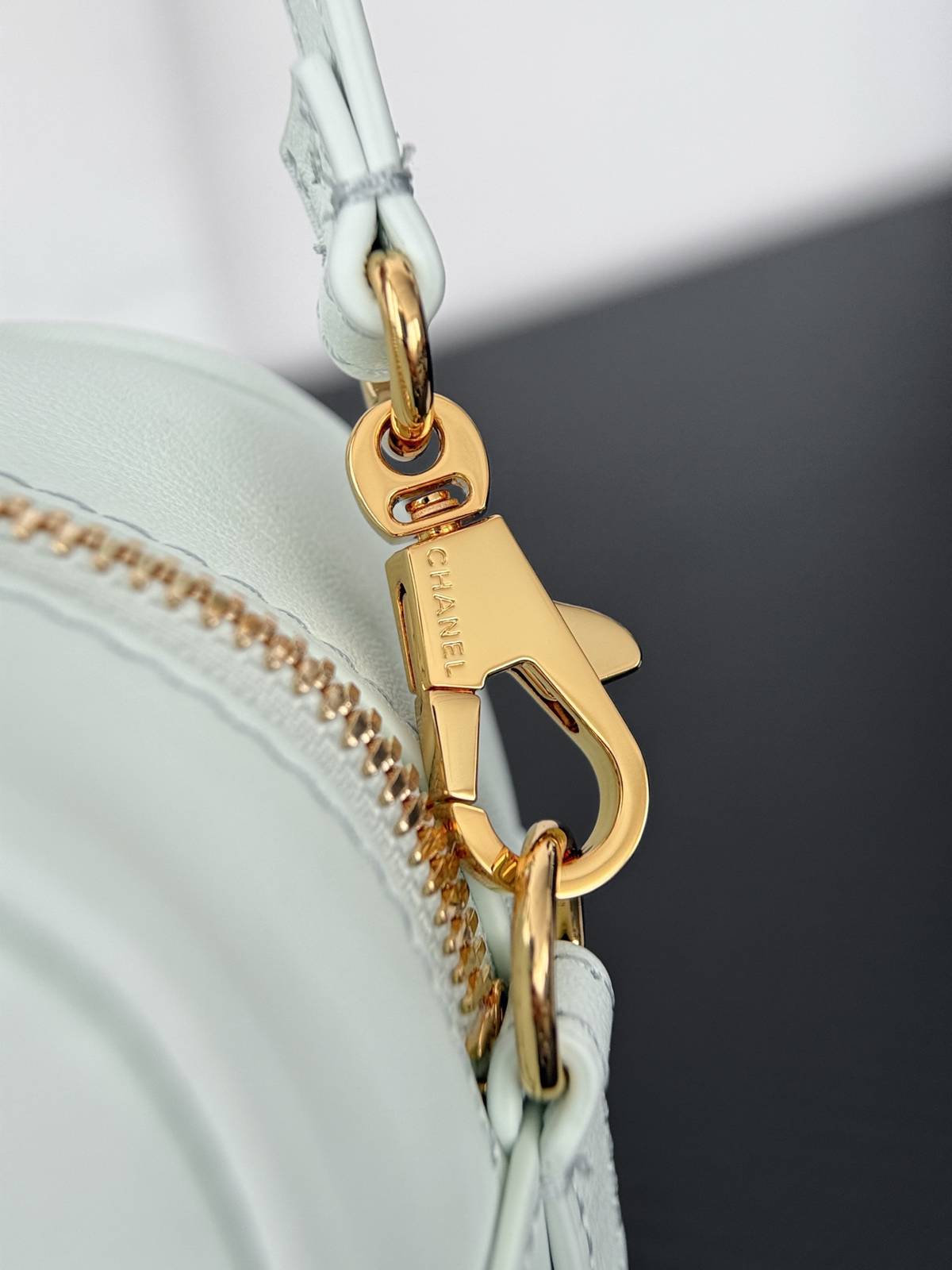 シャネル CHANEL AP5628 ミニ ボディバッグ マトラッセ ラムスキン ゴールド金具 フラップバッグ ミラー付 - 画像 6