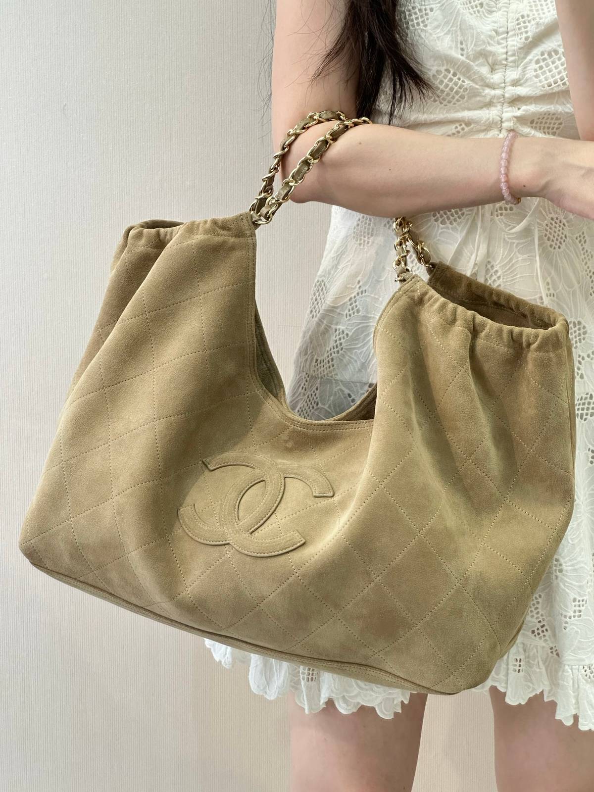 シャネル CHANEL AS6475 マトラッセ ラムスキン トートバッグ プッシュロック ゴールド金具 ベージュ レデ - 画像 2