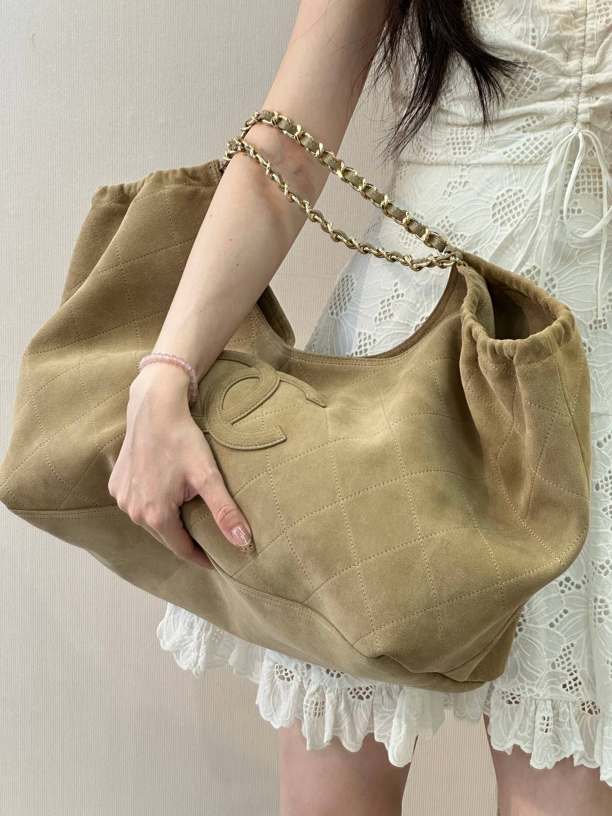シャネル CHANEL AS6475 マトラッセ ラムスキン トートバッグ プッシュロック ゴールド金具 ベージュ レデ - 画像 4