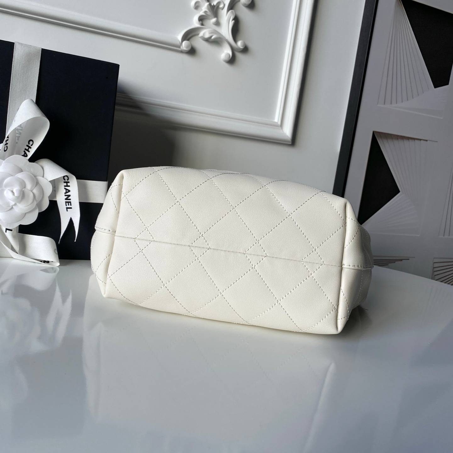 シャネル CHANEL マトラッセ ラムスキン ハンドバッグ ブラック ホワイト ゴールド金具 ファスナー開閉 - 画像 5
