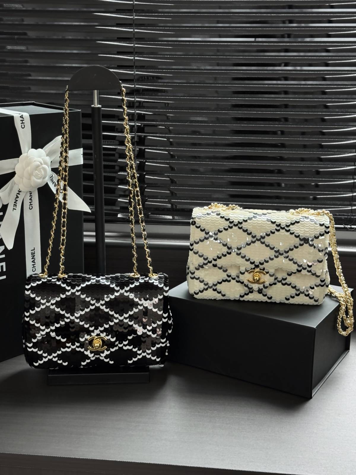 シャネル CHANEL マトラッセ デカマトラッセ フラップバッグ ブラック ホワイト ブラック金具 2WAY レディー