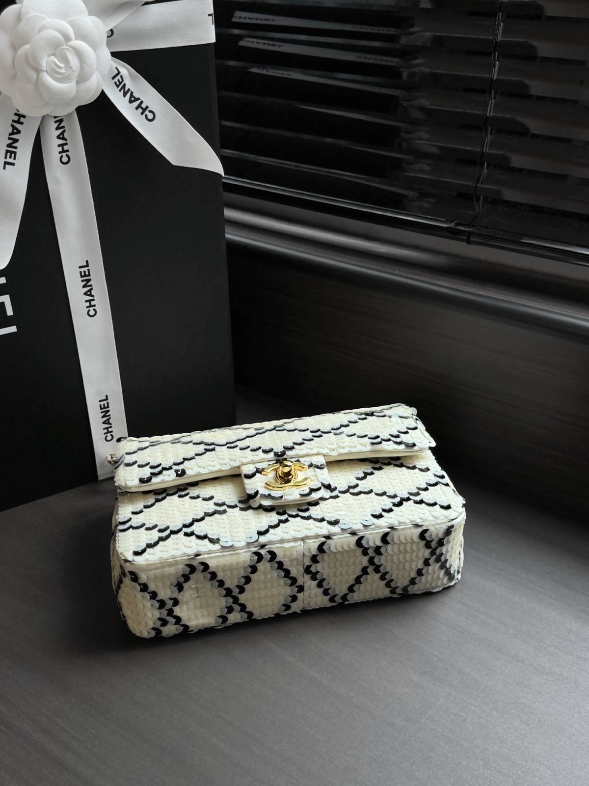 シャネル CHANEL マトラッセ デカマトラッセ フラップバッグ ブラック ホワイト ブラック金具 2WAY レディー - 画像 8
