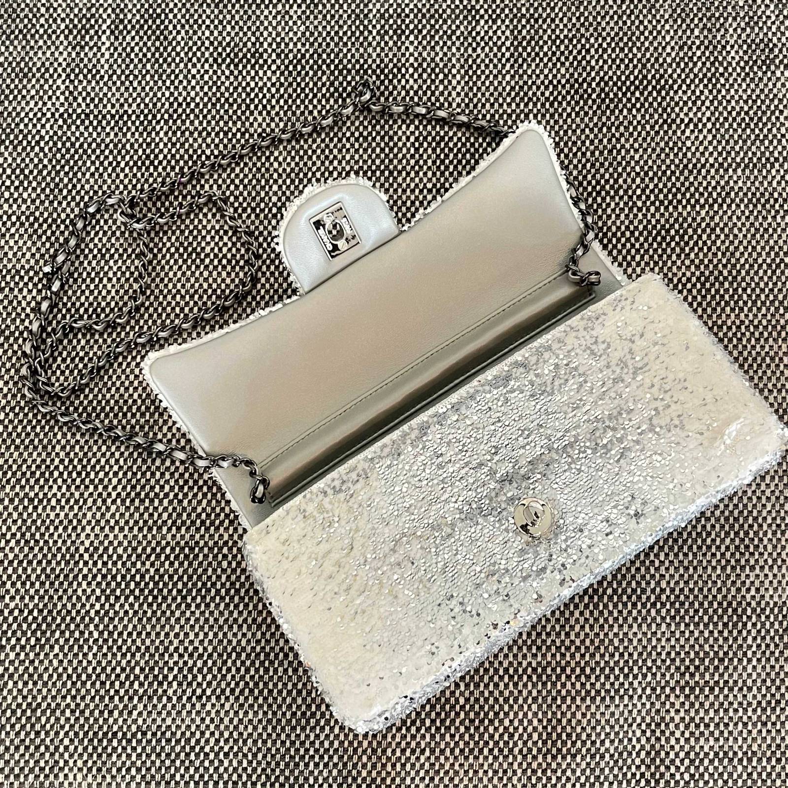 シャネル CHANEL 2424 キャビアスキン チェーンウォレット ブラック ブラック金具 ターンロック ミラー付き - 画像 7