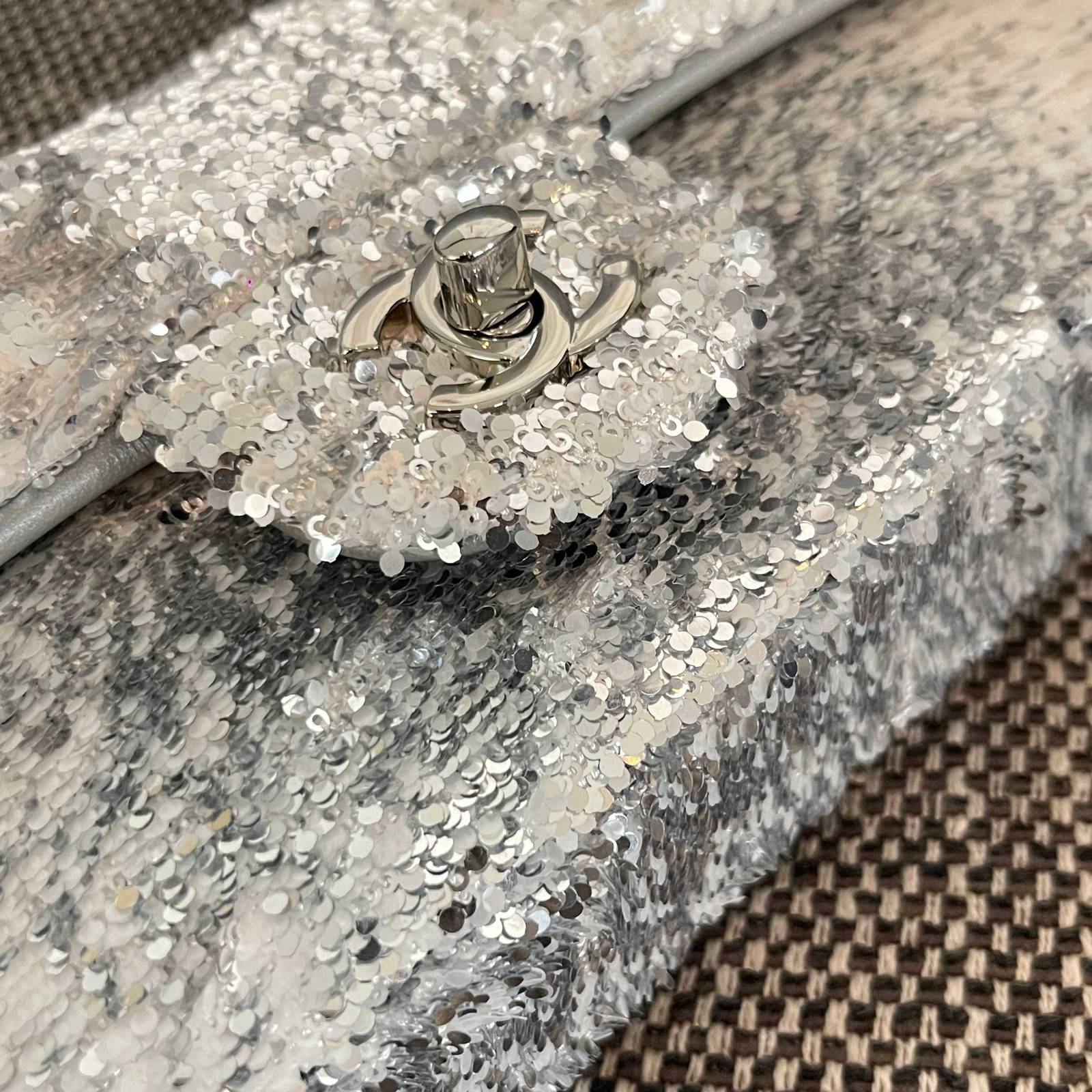 シャネル CHANEL 2424 キャビアスキン チェーンウォレット ブラック ブラック金具 ターンロック ミラー付き - 画像 8