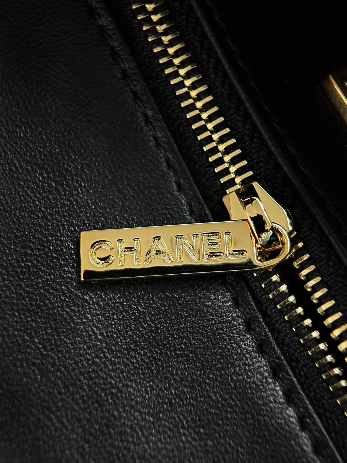 シャネル CHANEL マトラッセ デカマトラッセ チェーンショルダーバッグ ブラック ゴールド金具 レザー編み込みチェ - 画像 3