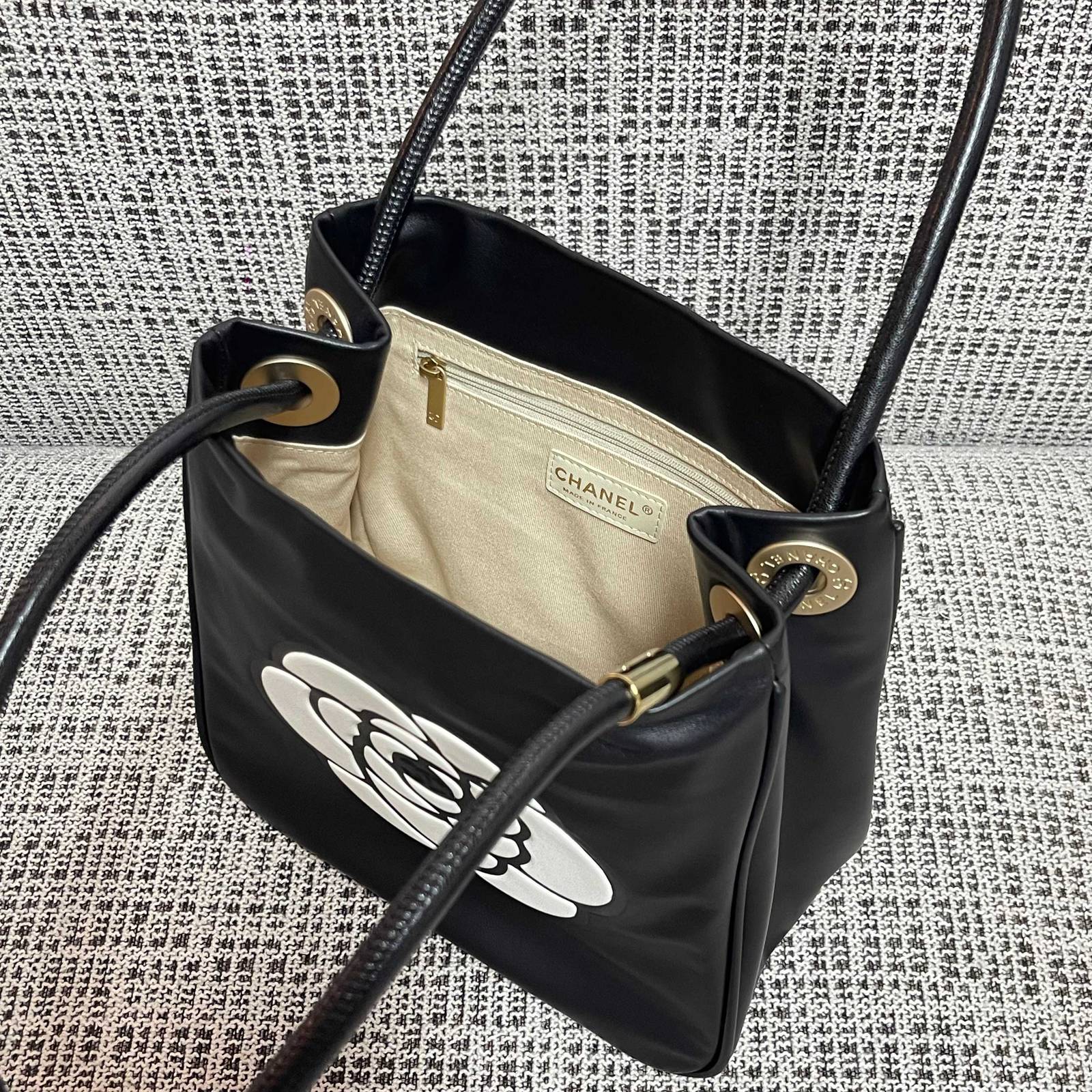 シャネル CHANEL ブラック マトラッセ ロゴ キャビアスキン トートバッグ ゴールド金具 ターンロック レディース - 画像 3