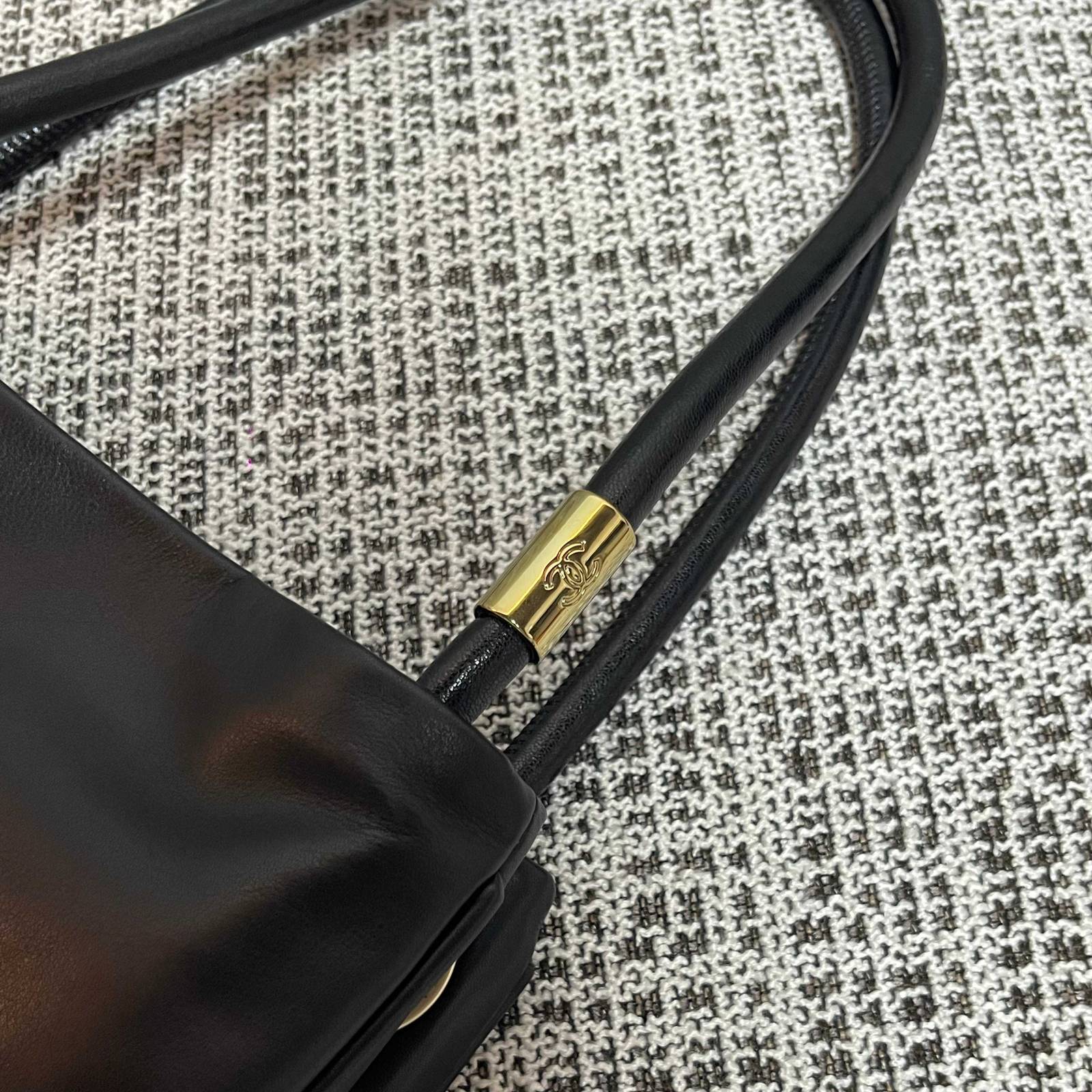シャネル CHANEL ブラック マトラッセ ロゴ キャビアスキン トートバッグ ゴールド金具 ターンロック レディース - 画像 4