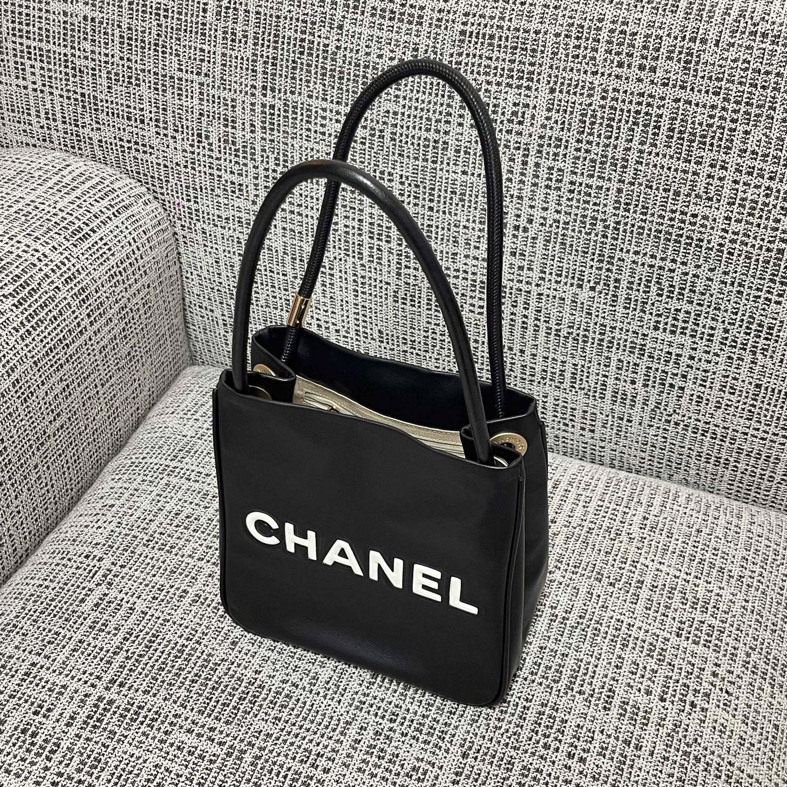 シャネル CHANEL ブラック マトラッセ ロゴ キャビアスキン トートバッグ ゴールド金具 ターンロック レディース - 画像 8