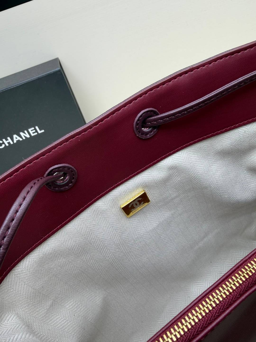 シャネル CHANEL マトラッセ ボストンバッグ レザー 細身チェーン ブラック ホワイト レッド - 画像 2