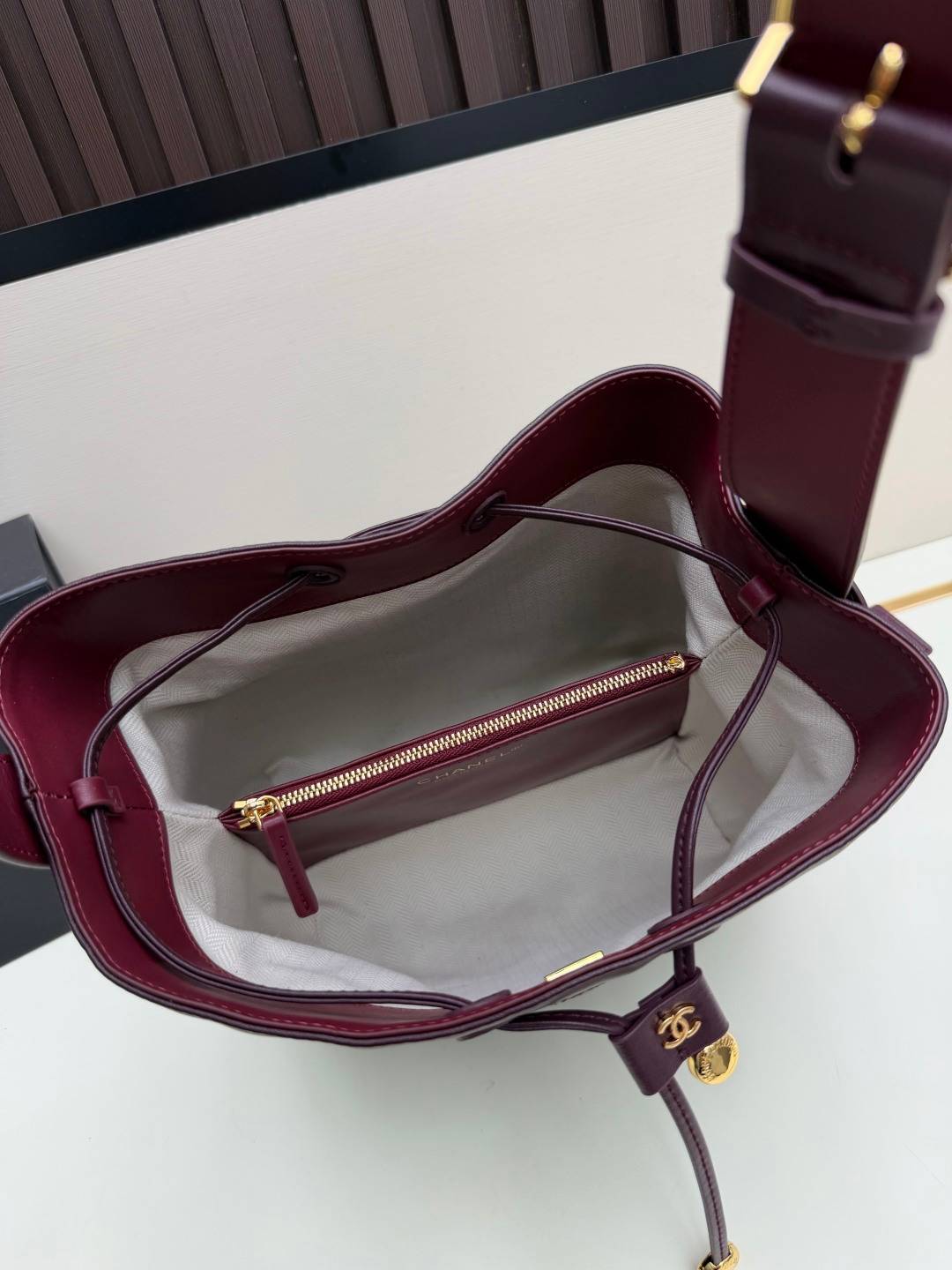 シャネル CHANEL マトラッセ ボストンバッグ レザー 細身チェーン ブラック ホワイト レッド - 画像 3