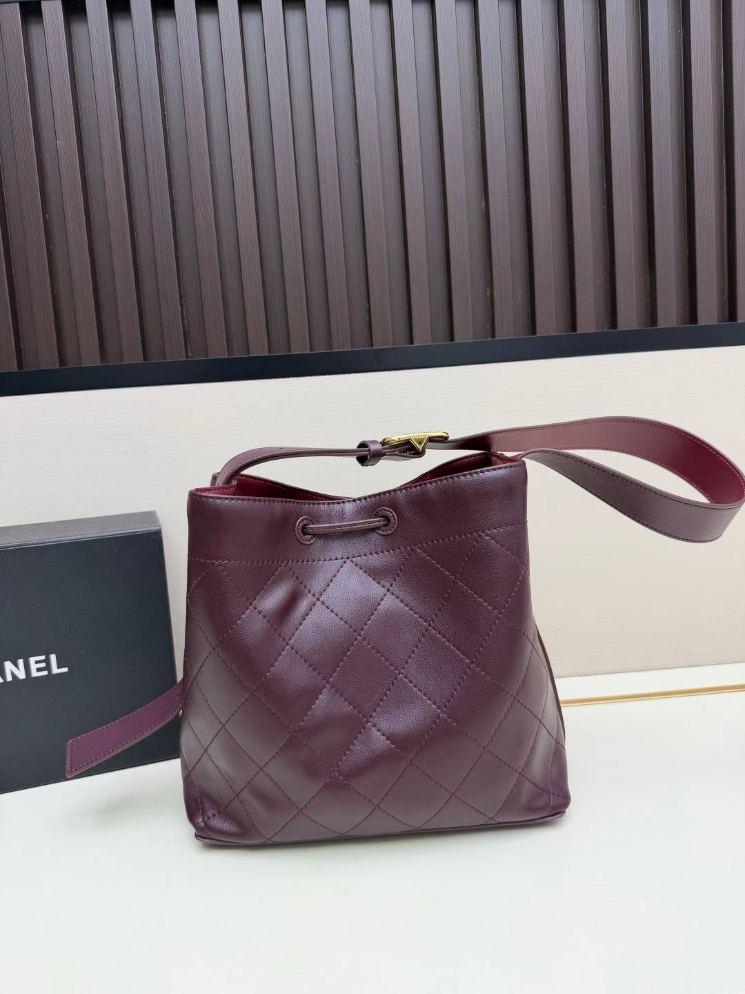 シャネル CHANEL マトラッセ ボストンバッグ レザー 細身チェーン ブラック ホワイト レッド - 画像 7