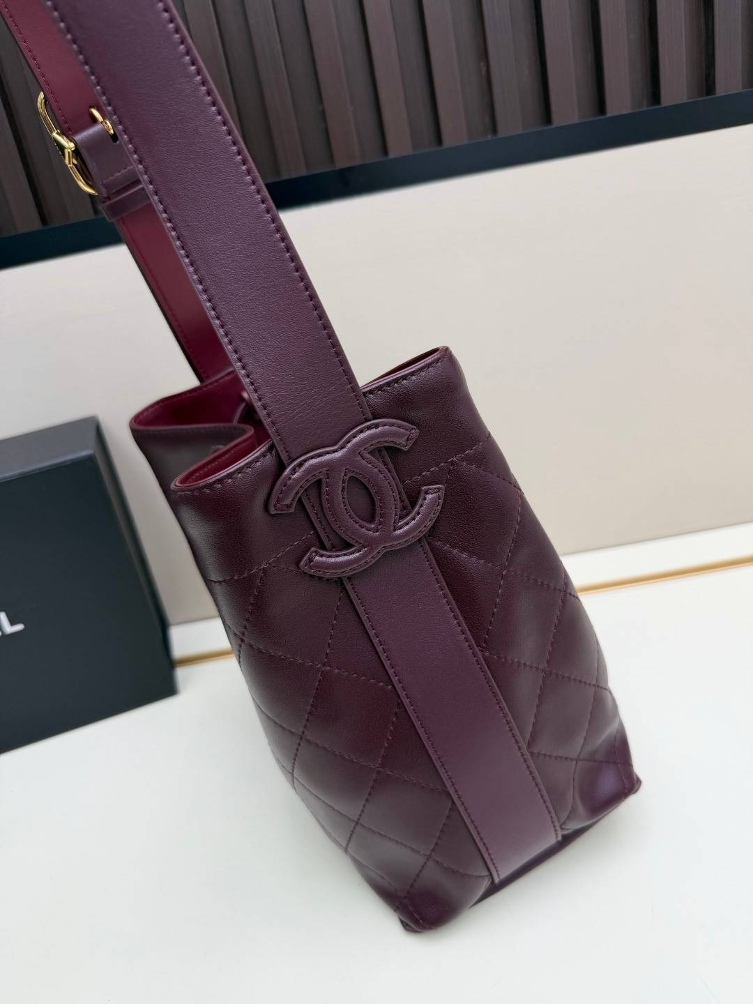 シャネル CHANEL マトラッセ ボストンバッグ レザー 細身チェーン ブラック ホワイト レッド - 画像 8