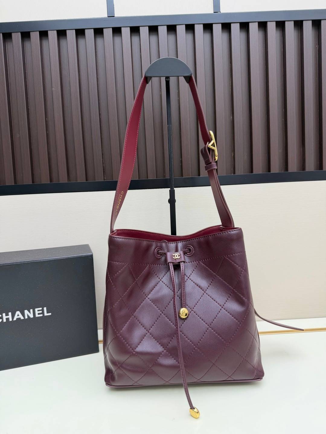 シャネル CHANEL マトラッセ ボストンバッグ レザー 細身チェーン ブラック ホワイト レッド - 画像 9