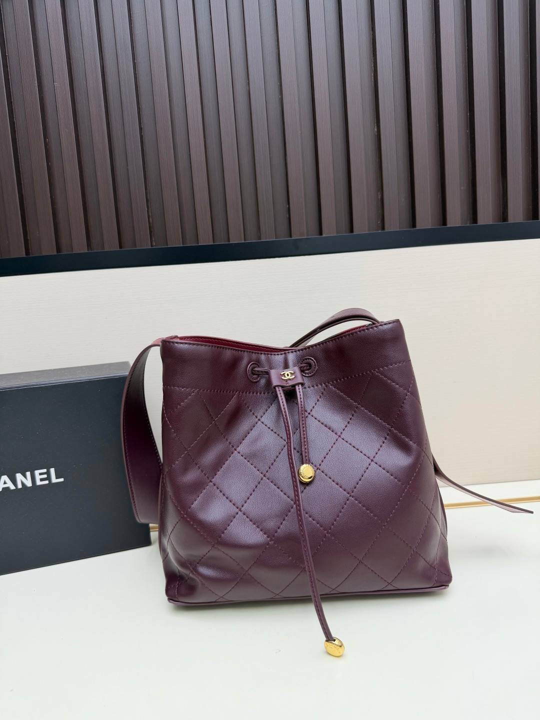 シャネル CHANEL マトラッセ ボストンバッグ レザー 細身チェーン ブラック ホワイト レッド - 画像 10