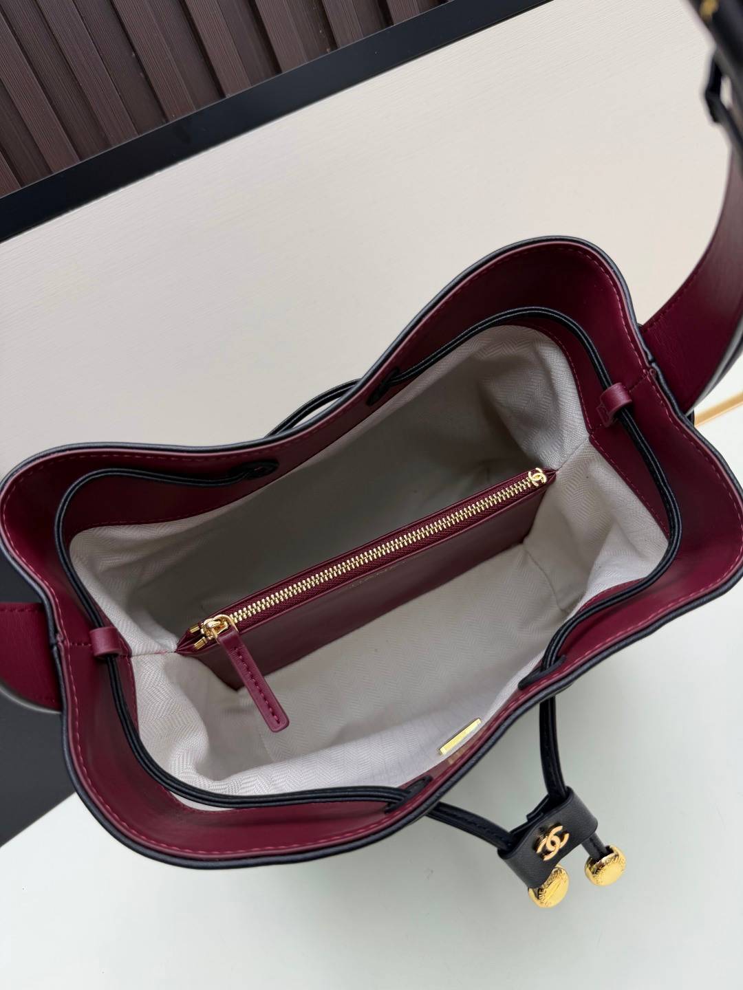 シャネル CHANEL マトラッセ ボストンバッグ レザー 細身チェーン ブラック ホワイト レッド - 画像 12