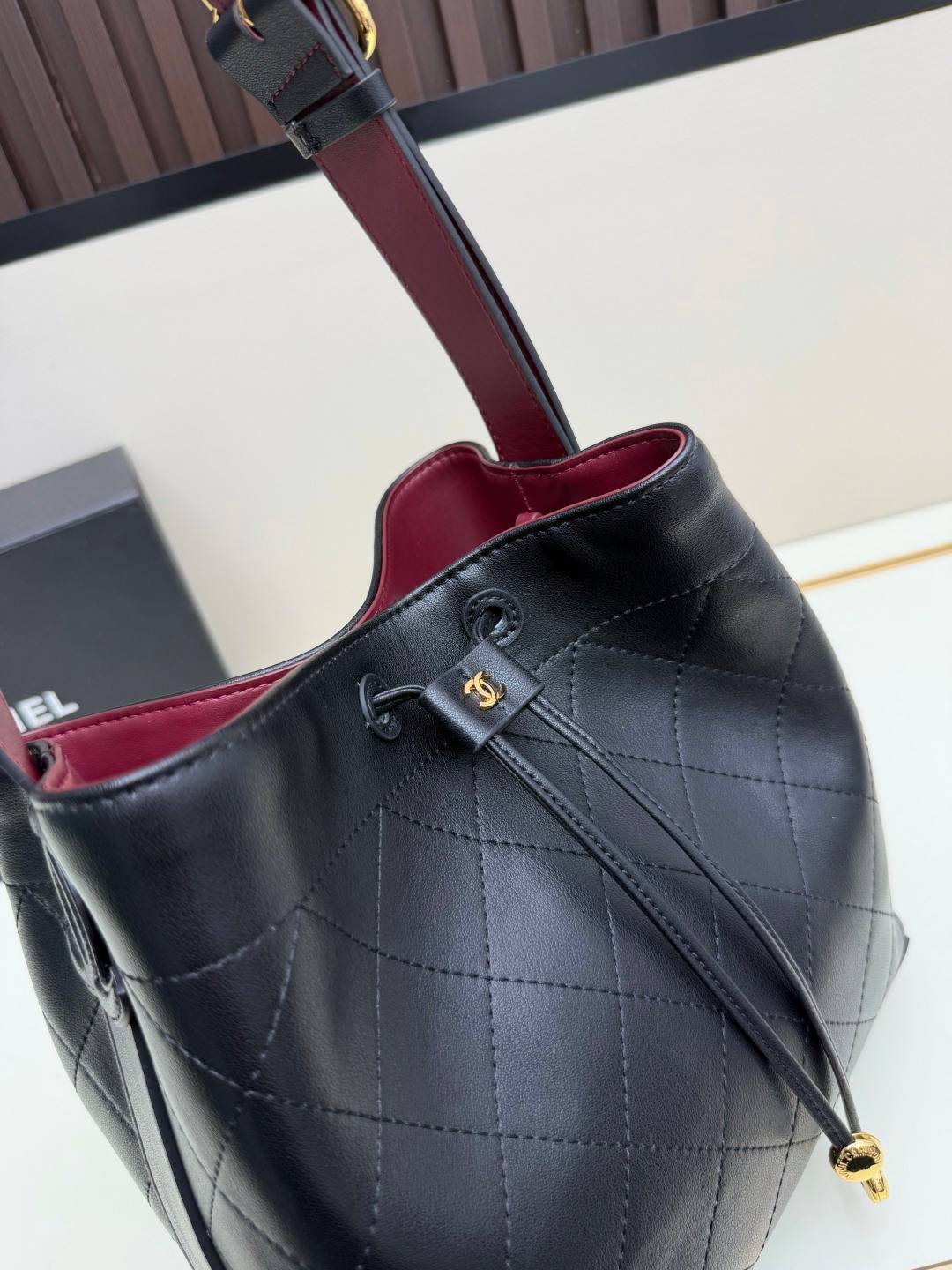 シャネル CHANEL マトラッセ ボストンバッグ レザー 細身チェーン ブラック ホワイト レッド - 画像 14