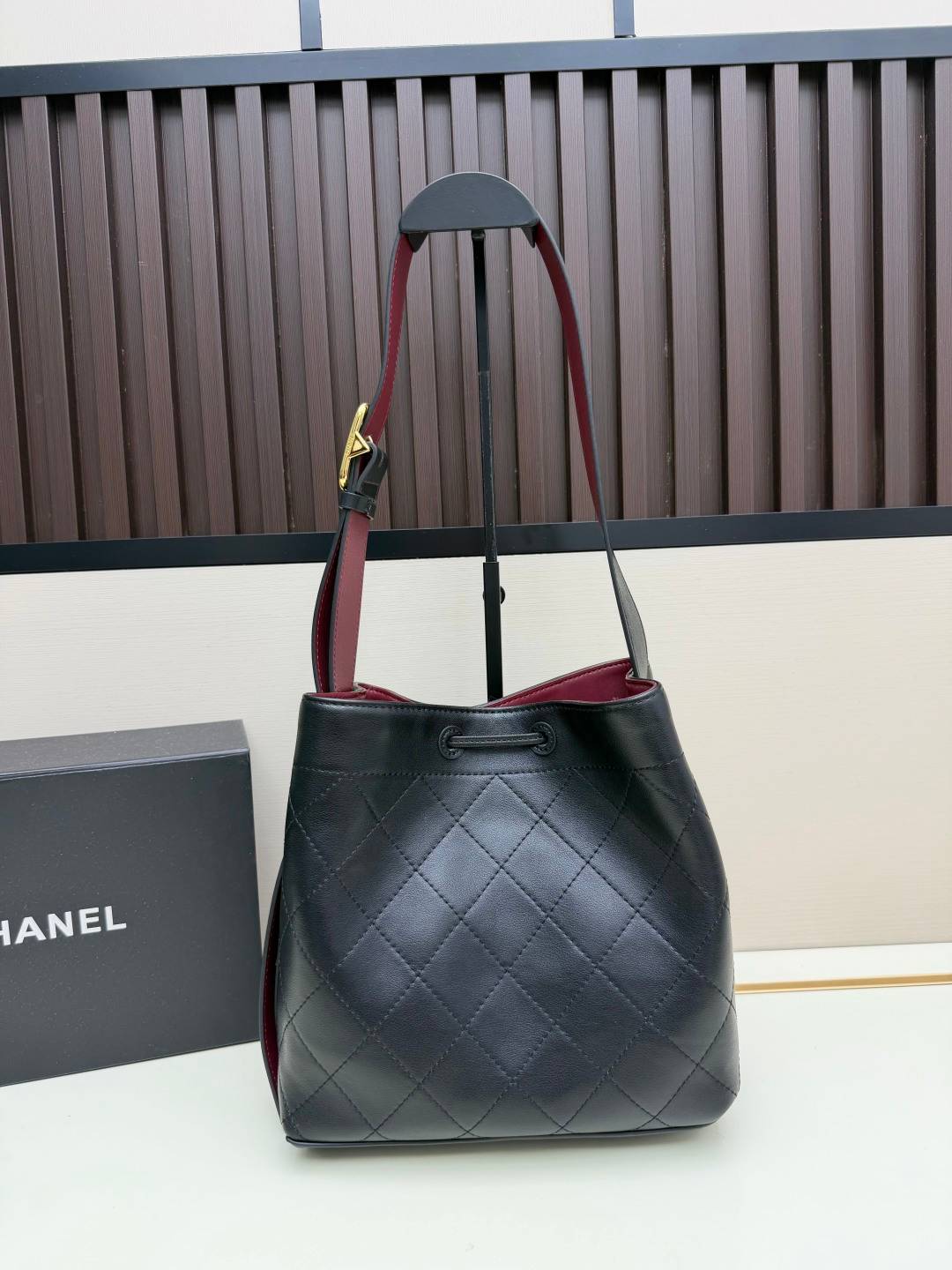 シャネル CHANEL マトラッセ ボストンバッグ レザー 細身チェーン ブラック ホワイト レッド - 画像 15