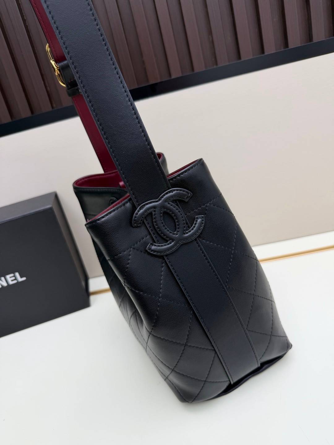 シャネル CHANEL マトラッセ ボストンバッグ レザー 細身チェーン ブラック ホワイト レッド - 画像 16
