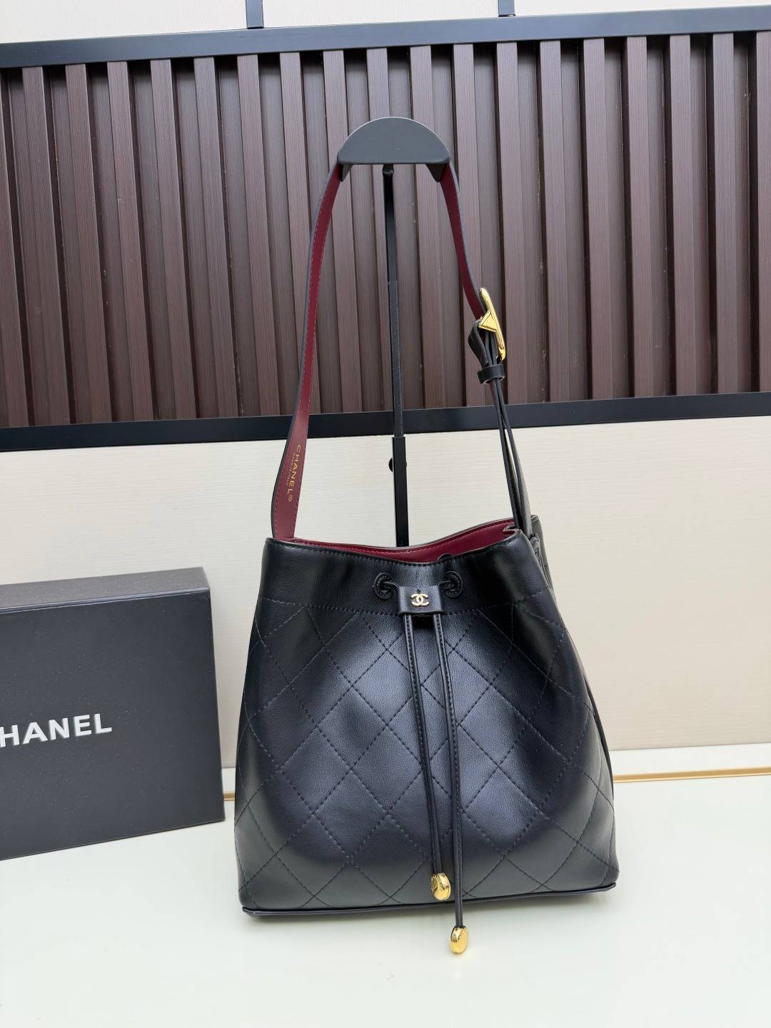 シャネル CHANEL マトラッセ ボストンバッグ レザー 細身チェーン ブラック ホワイト レッド - 画像 17