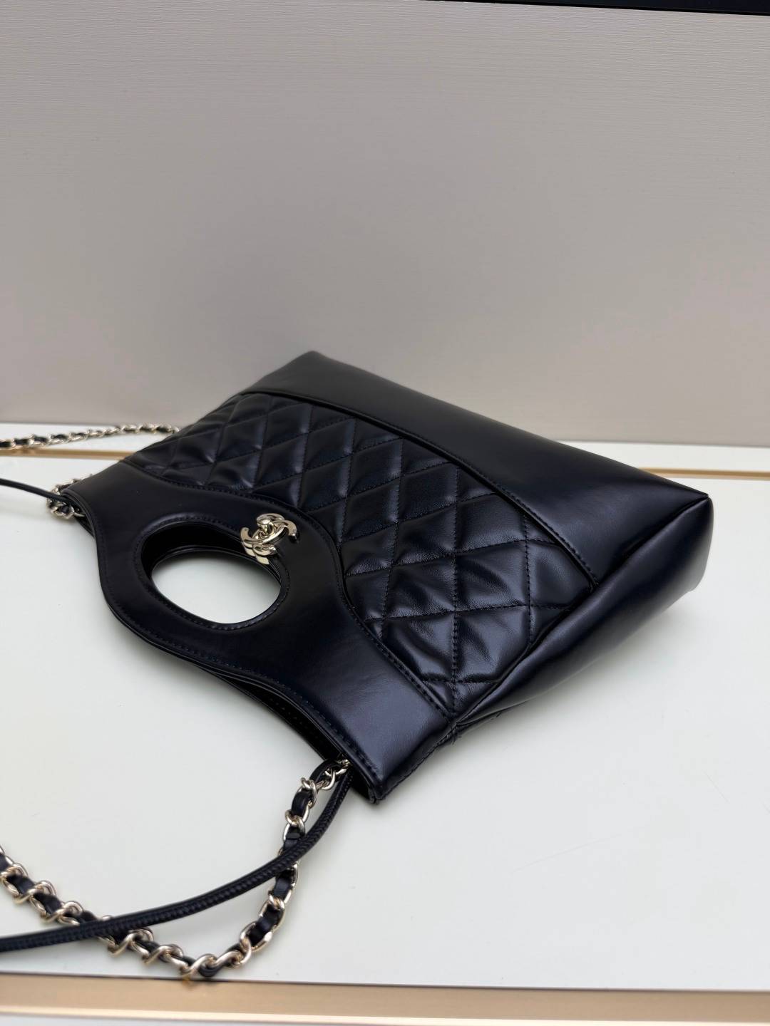 シャネル CHANEL マトラッセ ラムスキン チェーンショルダーバッグ ブラック ホワイト バイカラー ゴールド金具 - 画像 4