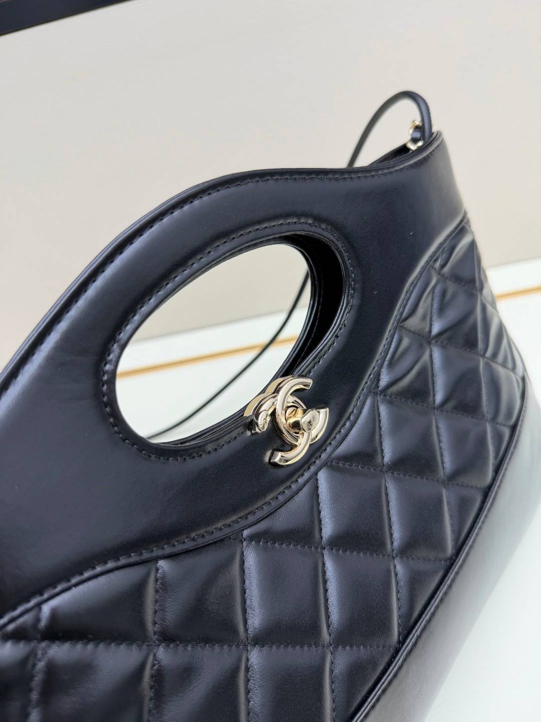 シャネル CHANEL マトラッセ ラムスキン チェーンショルダーバッグ ブラック ホワイト バイカラー ゴールド金具 - 画像 6