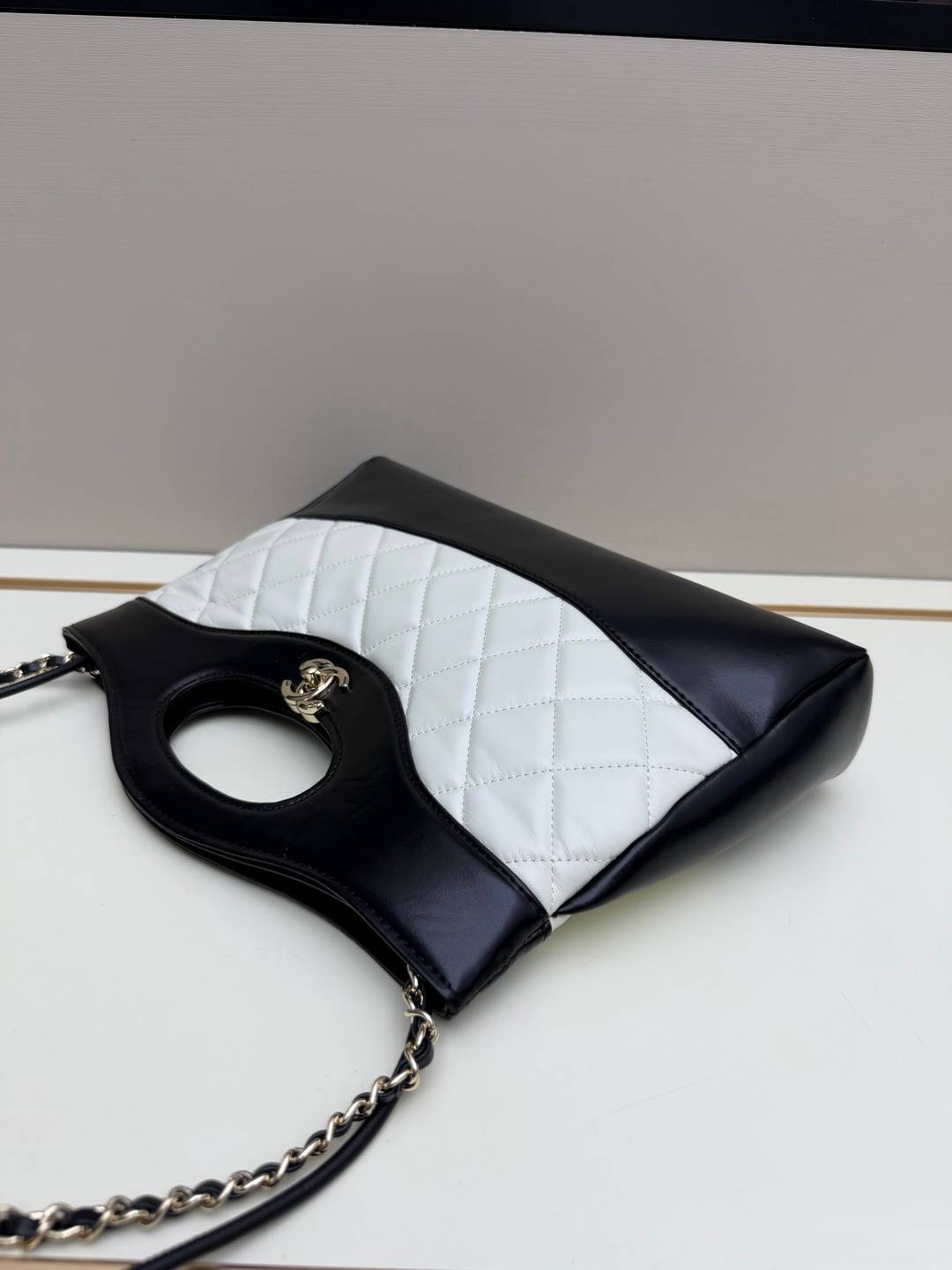 シャネル CHANEL マトラッセ ラムスキン チェーンショルダーバッグ ブラック ホワイト バイカラー ゴールド金具 - 画像 12