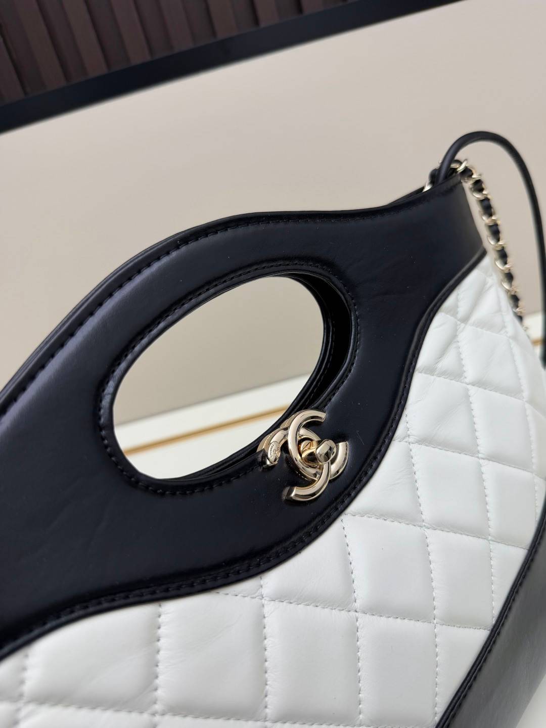 シャネル CHANEL マトラッセ ラムスキン チェーンショルダーバッグ ブラック ホワイト バイカラー ゴールド金具 - 画像 14