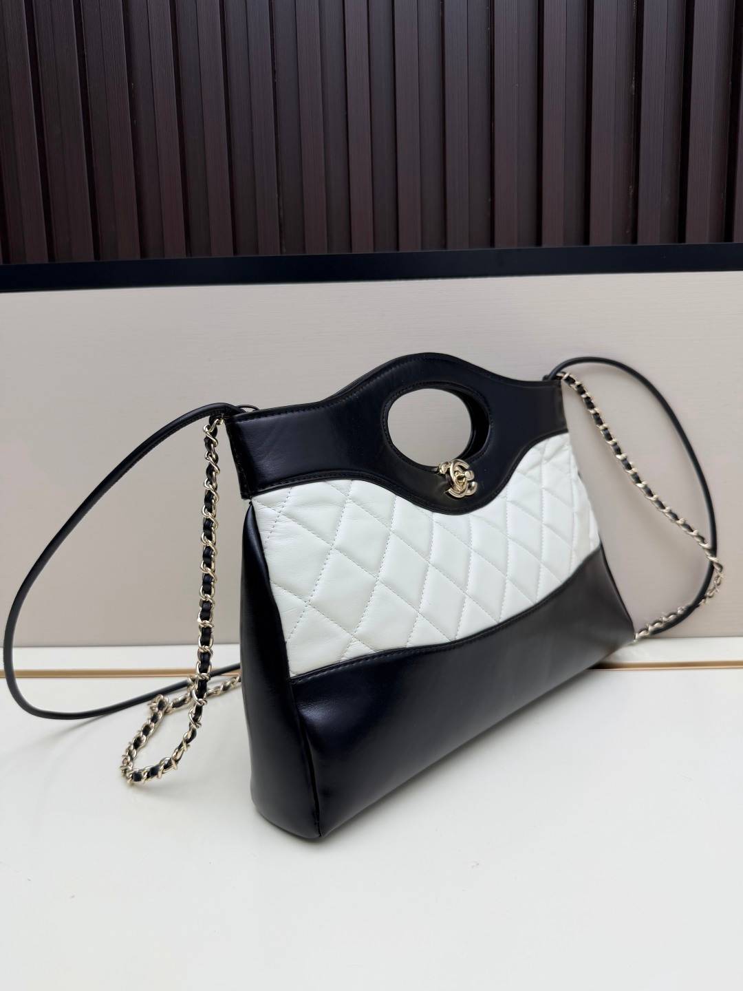 シャネル CHANEL マトラッセ ラムスキン チェーンショルダーバッグ ブラック ホワイト バイカラー ゴールド金具 - 画像 16