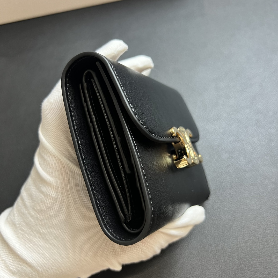 CELINE セリーヌ 黒 フラップ式財布 ゴールド金具 二つ折り 財布 1枚入 50文字以内 - 画像 6