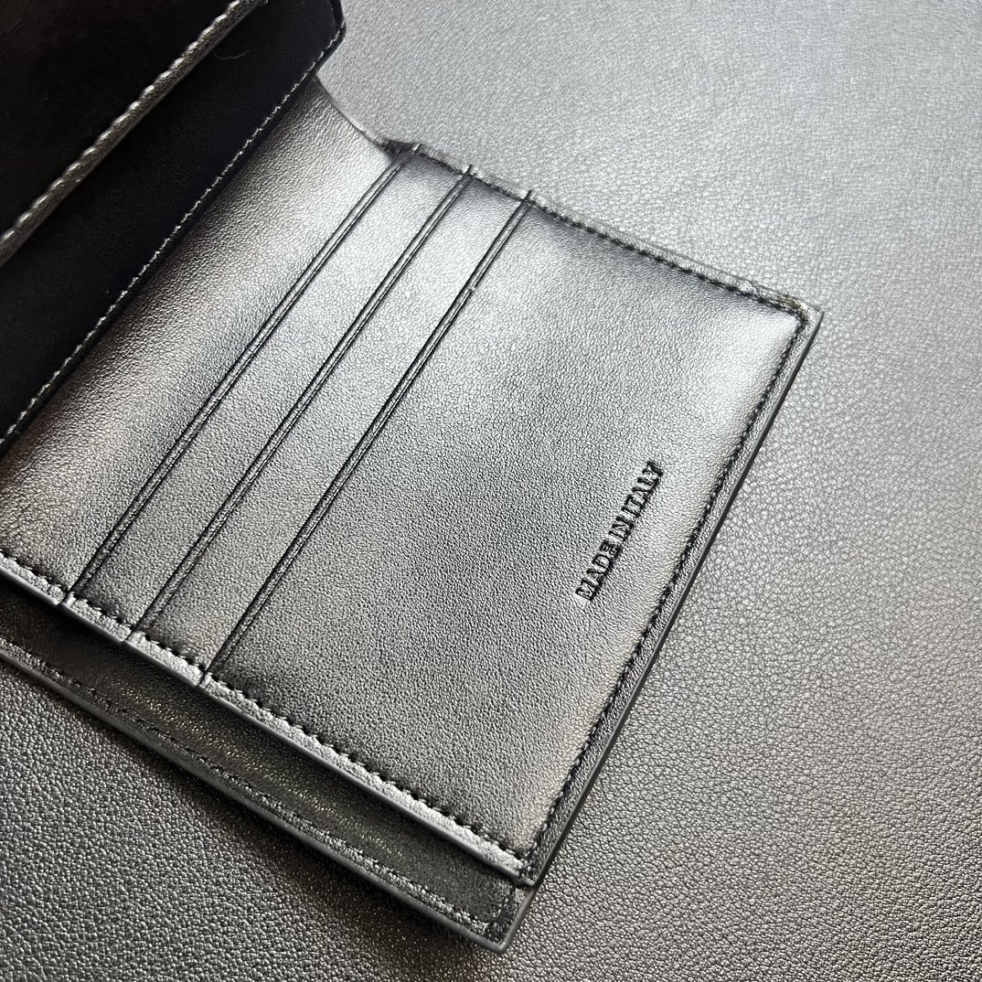 CELINE セリーヌ 黒 フラップ式財布 ゴールド金具 二つ折り 財布 1枚入 50文字以内 - 画像 9