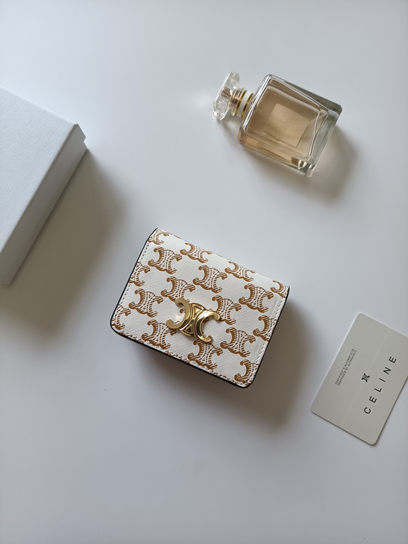 CELINE メンズ ウォレット ブラウン シグネチャー ジップ ポーチ付き 2枚折財布 🌸 - 画像 2