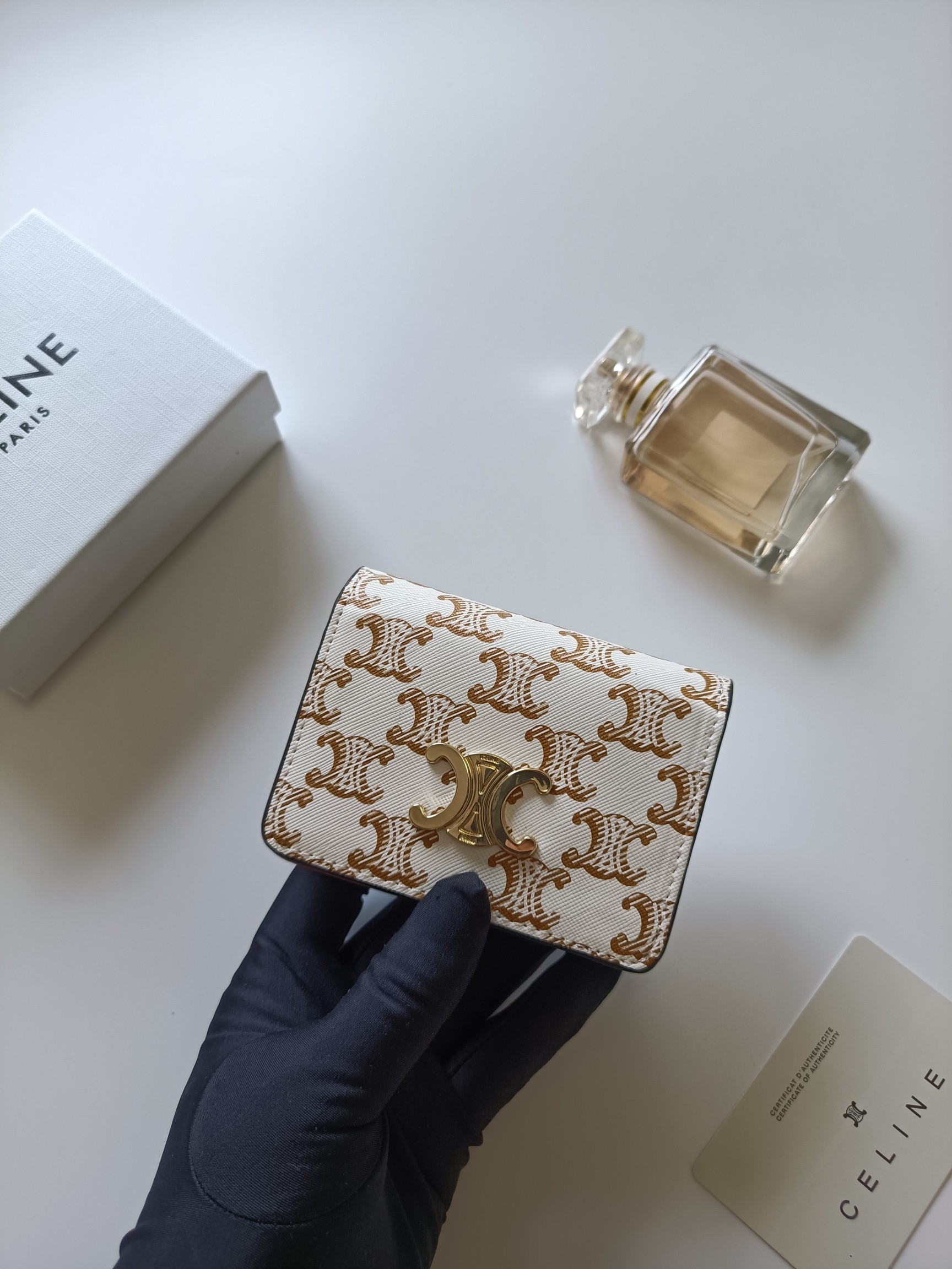 CELINE メンズ ウォレット ブラウン シグネチャー ジップ ポーチ付き 2枚折財布 🌸 - 画像 4