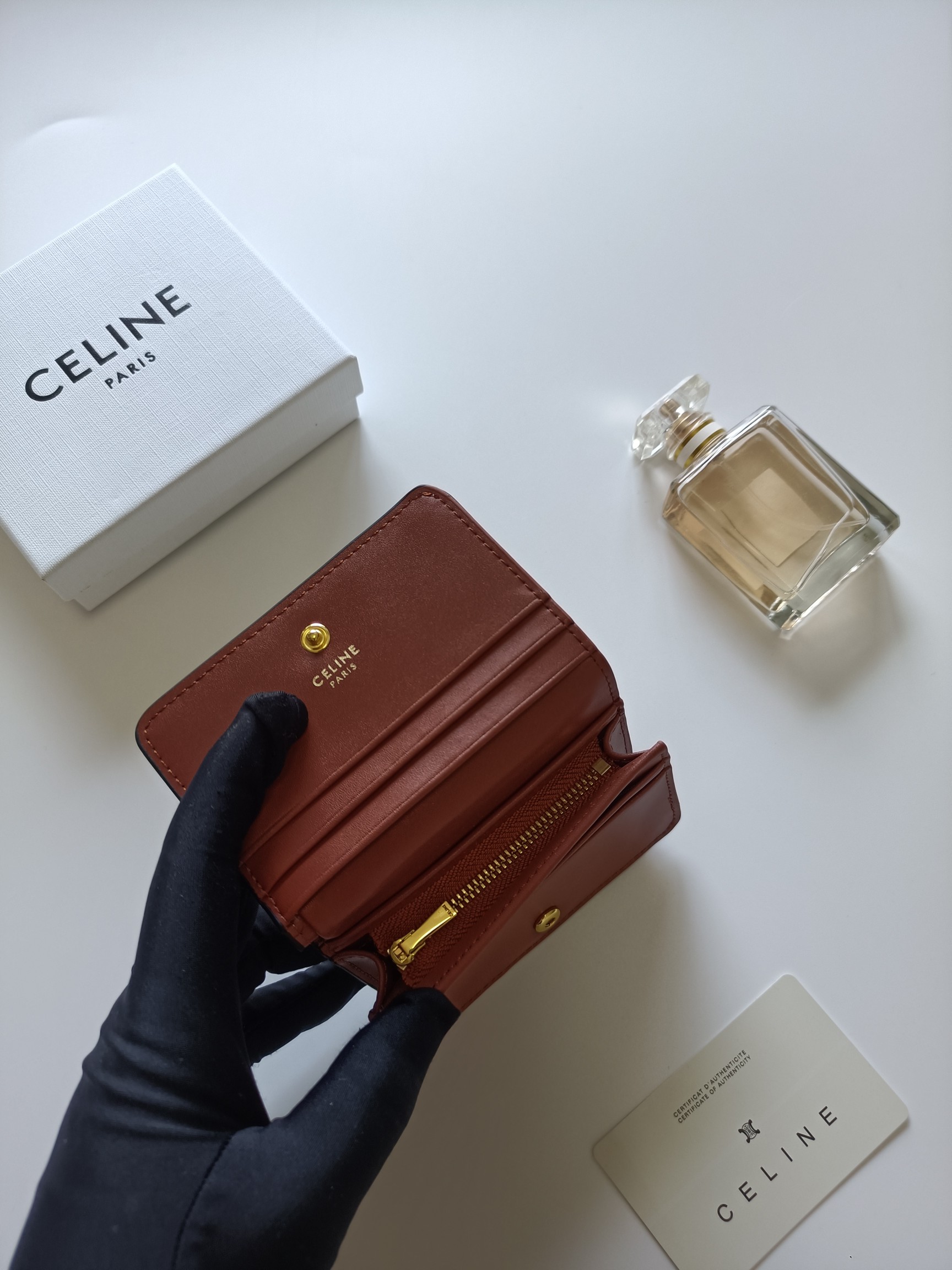 CELINE メンズ ウォレット ブラウン シグネチャー ジップ ポーチ付き 2枚折財布 🌸 - 画像 6