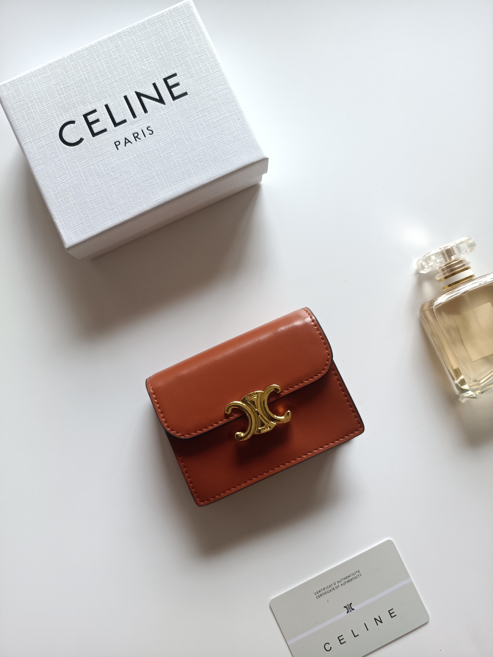 CELINE ピンクレッド キャメル ワルツ マイクロウォレット 🧳 軽量でコンパクトなデザイン、カード収納に最適。