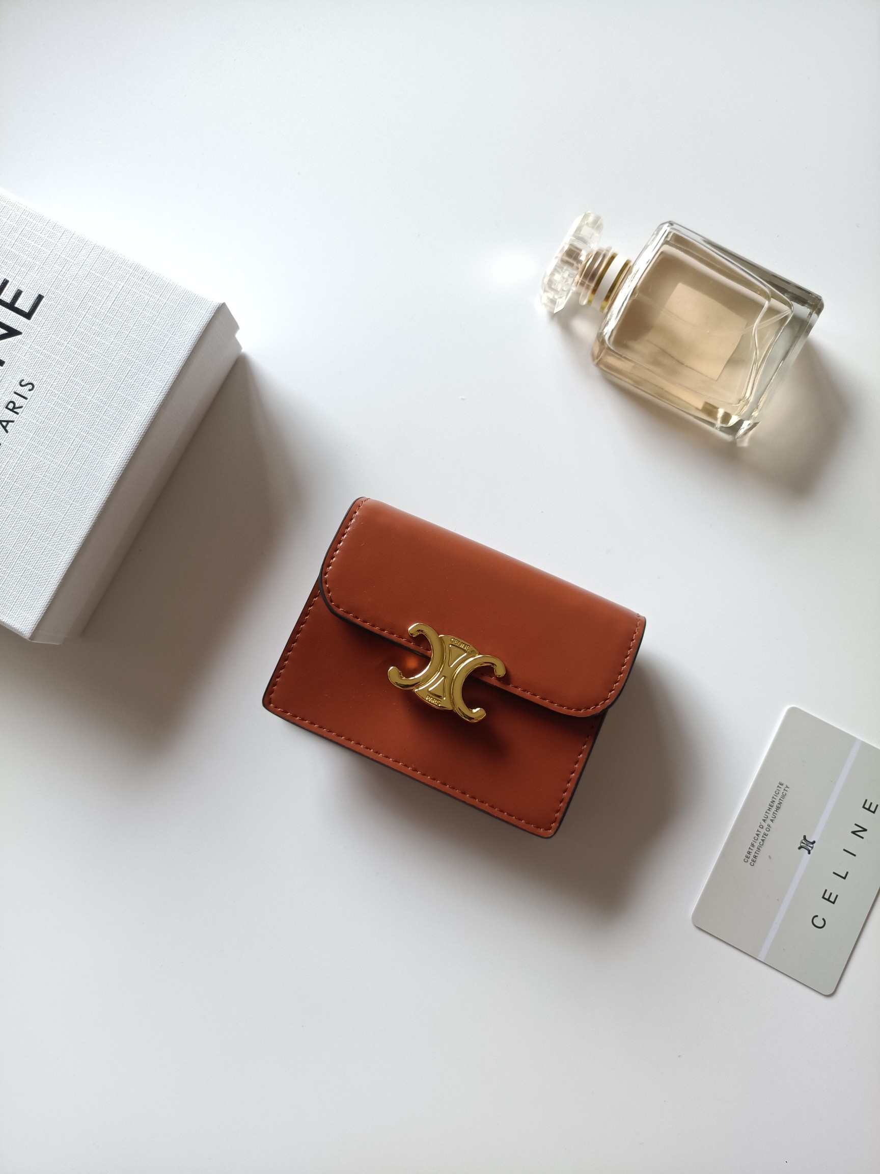 CELINE ピンクレッド キャメル ワルツ マイクロウォレット 🧳 軽量でコンパクトなデザイン、カード収納に最適。 - 画像 2