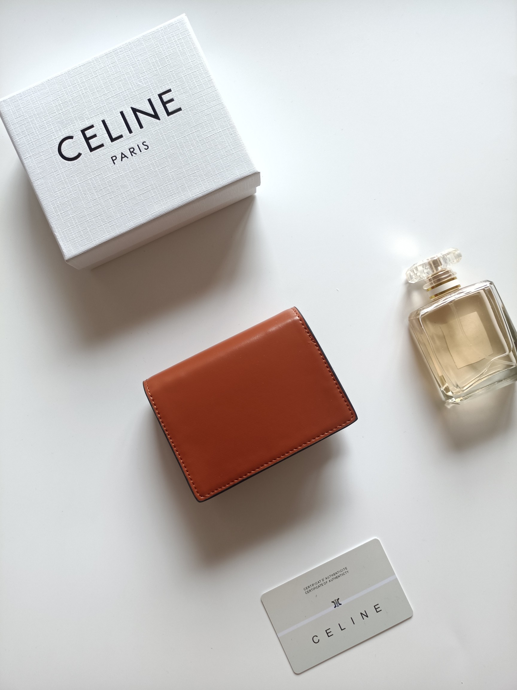 CELINE ピンクレッド キャメル ワルツ マイクロウォレット 🧳 軽量でコンパクトなデザイン、カード収納に最適。 - 画像 3