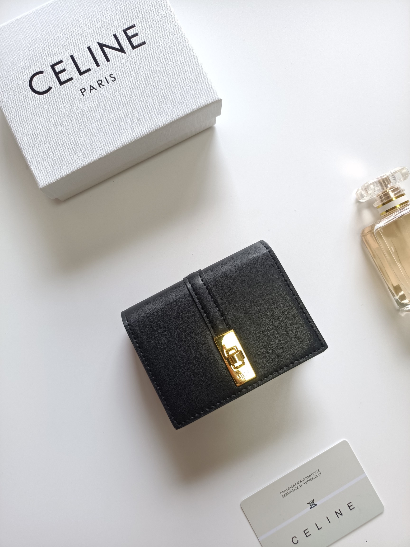 CELINE ブラック ウォレット レザー ミニ財布 ゴールド金具 2つ折り 高級感 54614 🖤