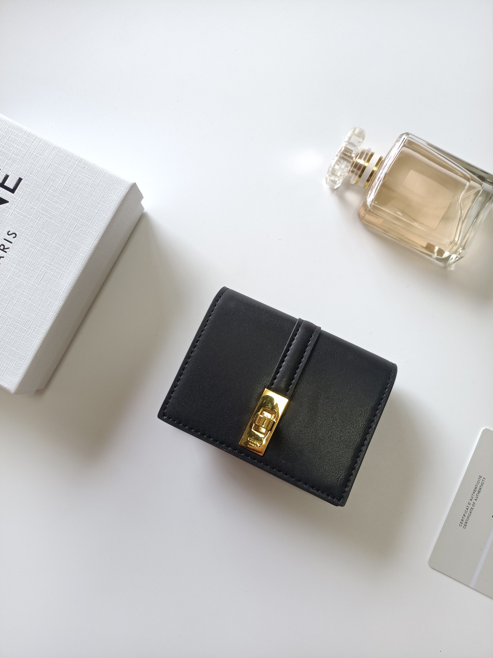 CELINE ブラック ウォレット レザー ミニ財布 ゴールド金具 2つ折り 高級感 54614 🖤 - 画像 2