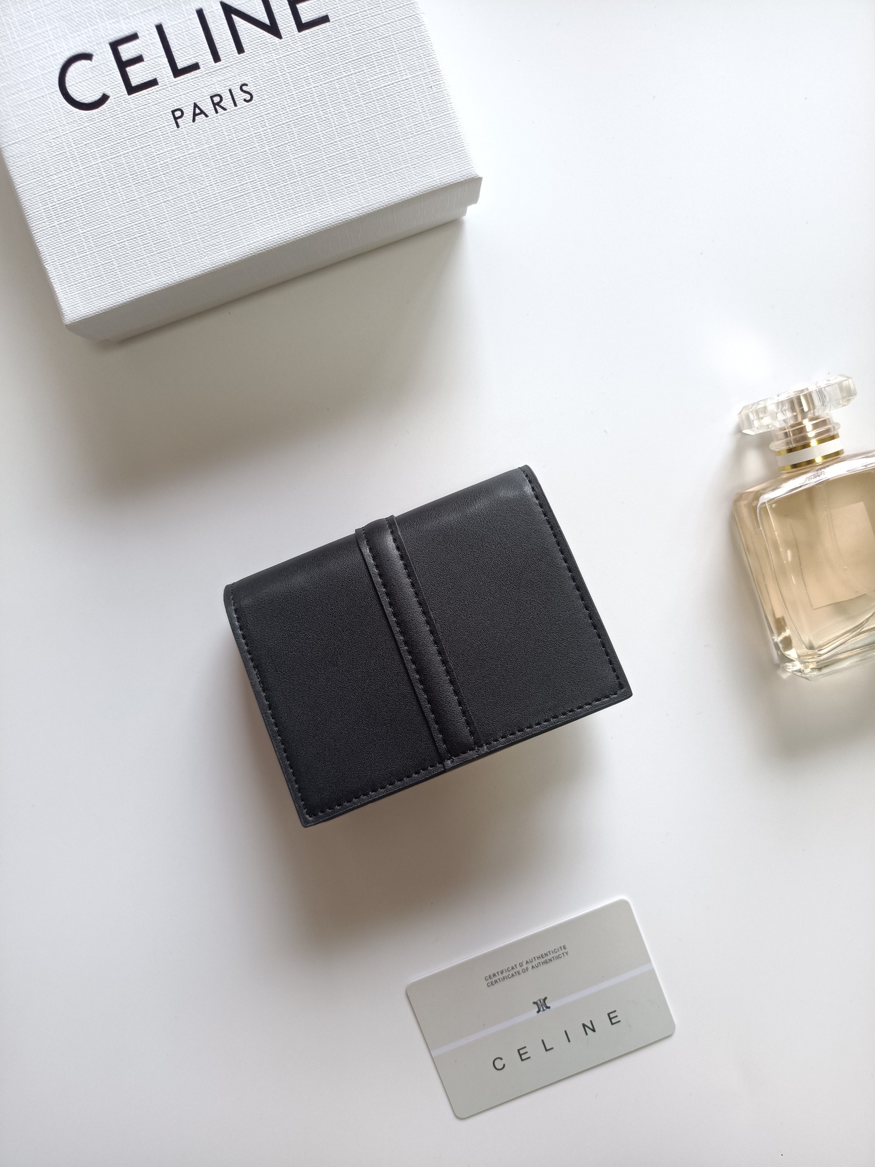 CELINE ブラック ウォレット レザー ミニ財布 ゴールド金具 2つ折り 高級感 54614 🖤 - 画像 3