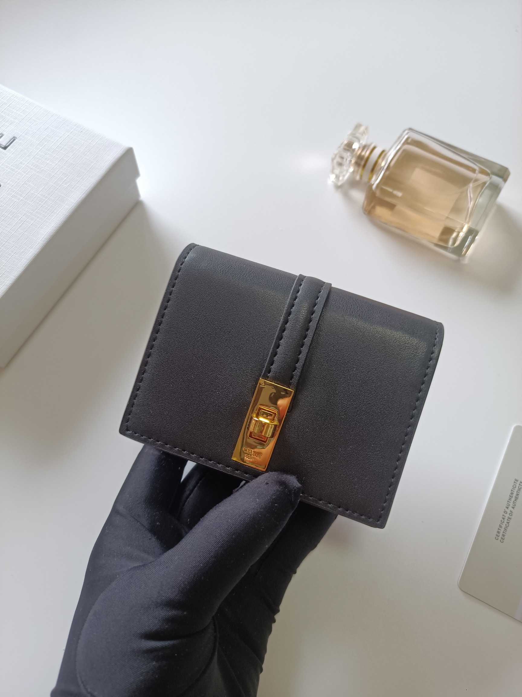 CELINE ブラック ウォレット レザー ミニ財布 ゴールド金具 2つ折り 高級感 54614 🖤 - 画像 4