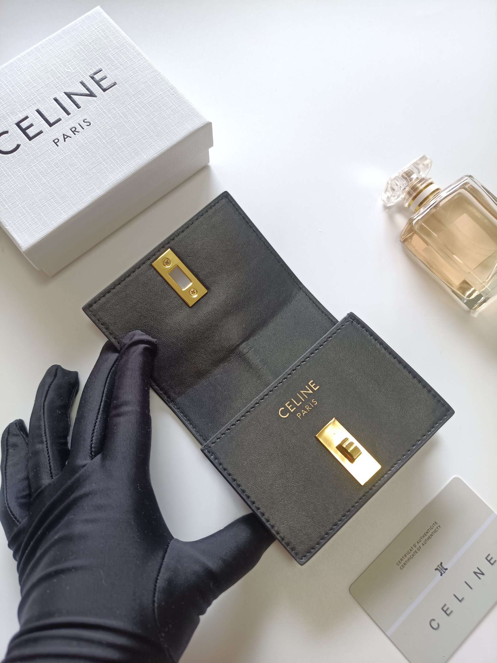 CELINE ブラック ウォレット レザー ミニ財布 ゴールド金具 2つ折り 高級感 54614 🖤 - 画像 5