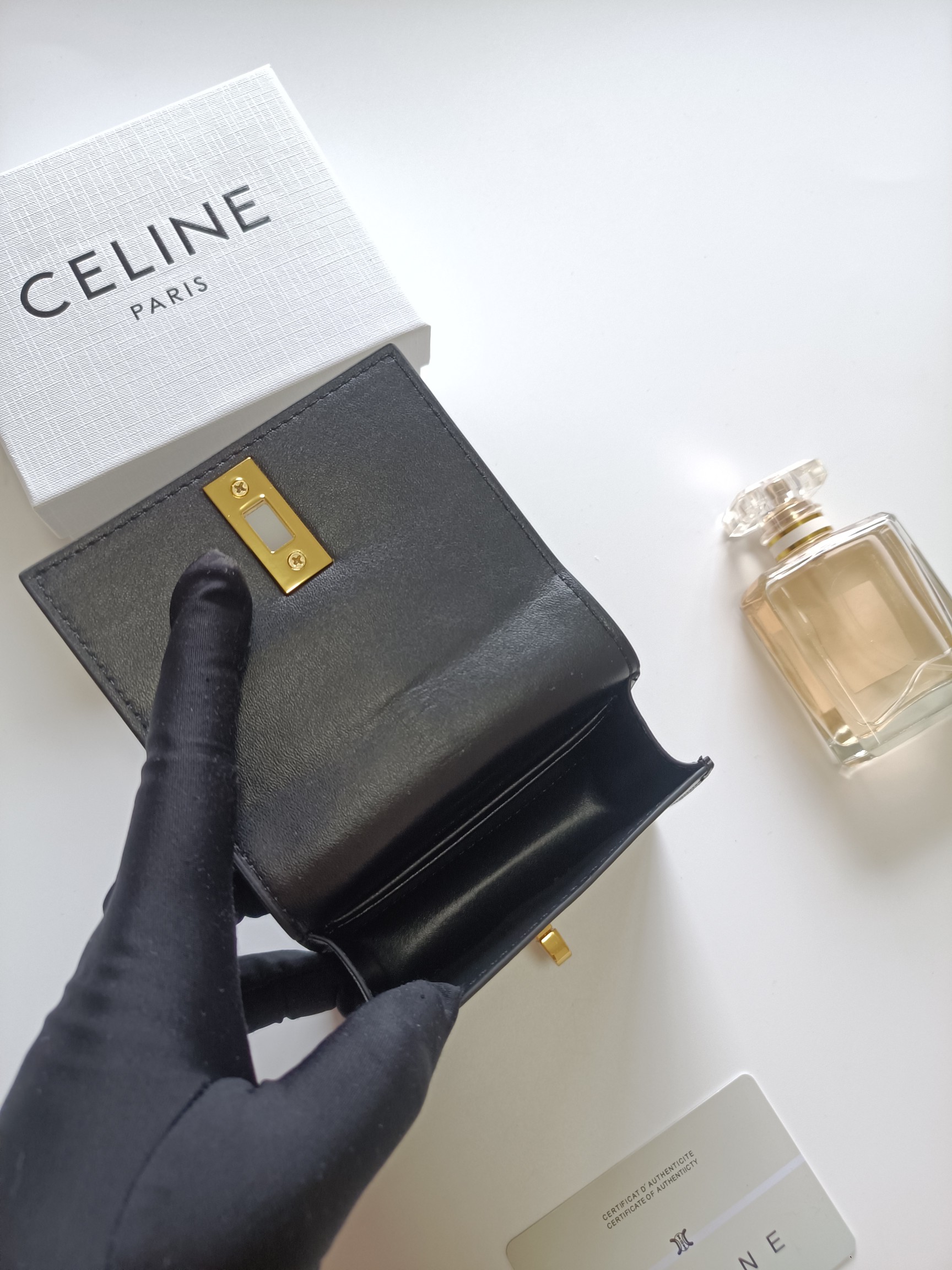 CELINE ブラック ウォレット レザー ミニ財布 ゴールド金具 2つ折り 高級感 54614 🖤 - 画像 6